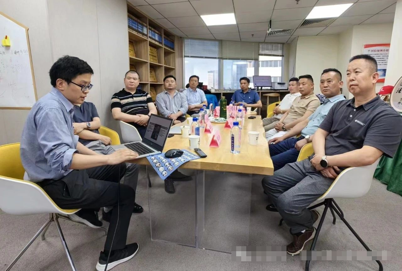 海鹦云控股举办“智启未来，赢在AI”主题沙龙活动三图